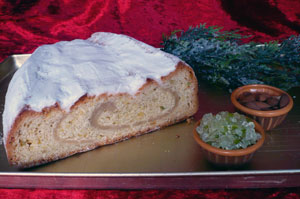 Der köstliche Mandelstollen der Bäckerei Leiteritz erhält durch das aus Aprikosenkernen hergestellte Persipan ein intensives Marzipan-Aroma.